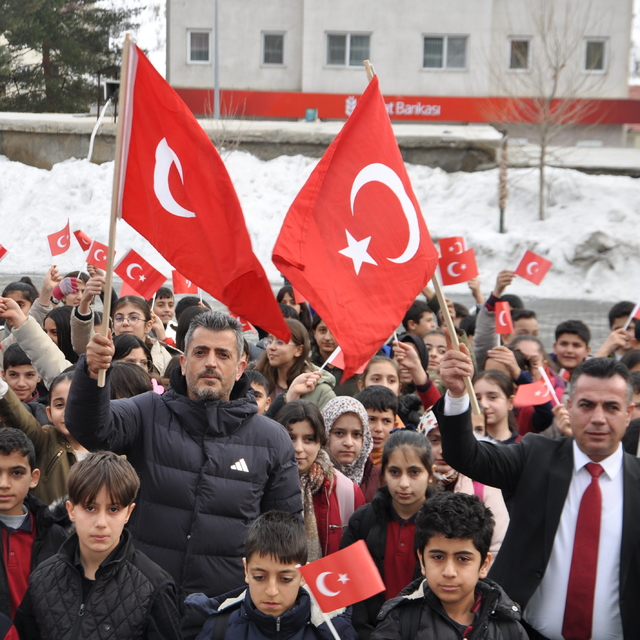 Hizan'da ortaokul öğrencileri bayrak etkinliğinde buluştu