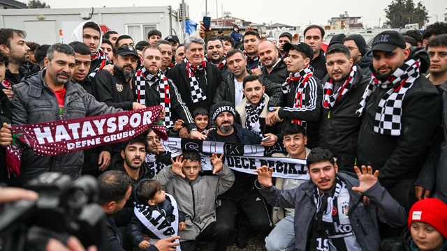 Beşiktaş Kulübü Başkanı Adalı, Hatay'da depremzedelerle bir araya geldi