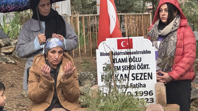 Depremde hayatını kaybeden öğretmen Adana'daki mezarı başında anıldı