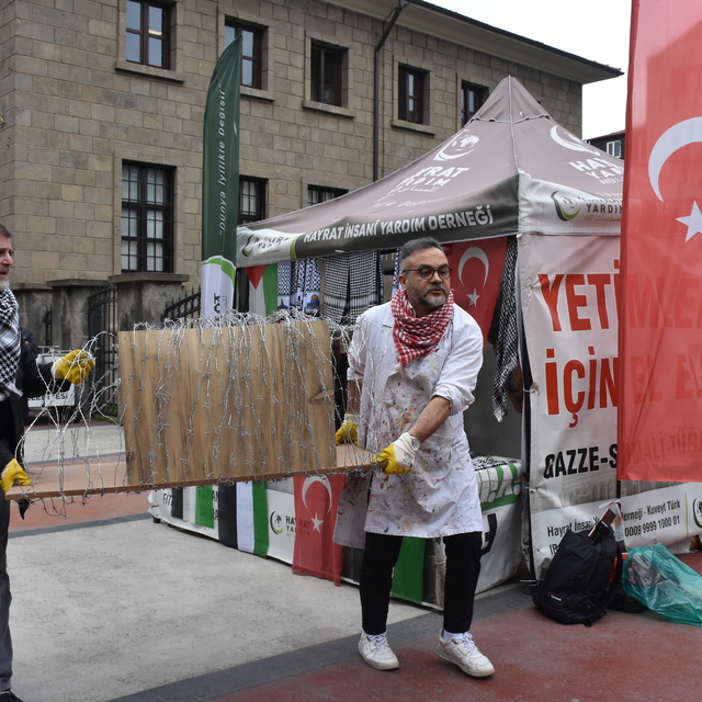 Trabzon'da akademisyenden Gazzelilere destek eylemi