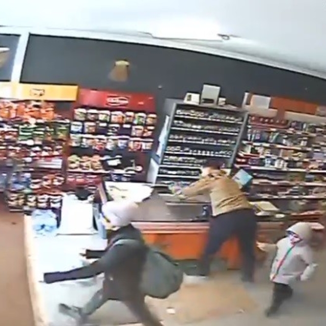 Kemah'taki deprem paniği marketin güvenlik kamerasına yansıdı