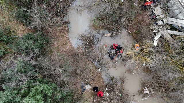 İzmir'de otomobil, dere üzerindeki köprüden geçerken sele kapıldı: 2 ölü (3)