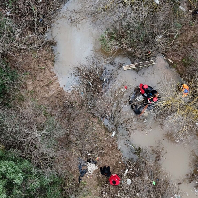 İzmir'de otomobil, dere üzerindeki köprüden geçerken sele kapıldı: 2 ölü (3...