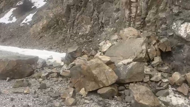 Kemah'taki deprem sonrası Hakbilir köyü yoluna kayalar düştü