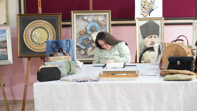 Muş'ta down sendromlu Rabia'nın sanatla yükselen başarısı
24 yaşındaki Rabia Nur Güngör, kristal mozaikten hazırladığı Atatürk posterini Tarkan'a hediye etmek istiyor