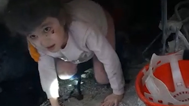 Enkaz altında hafızalara kazınan anlar: "Çay içelim" teklifi ve küçük Zehra'nın kurtuluşu