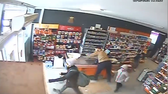 Kemah'taki deprem paniği marketin güvenlik kamerasına yansıdı