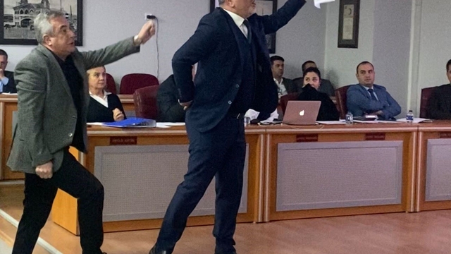Anma töreni krize dönüştü: Mecliste gergin dakikalar
Bandırma'da meclis toplantısında gerginlik yaşandı