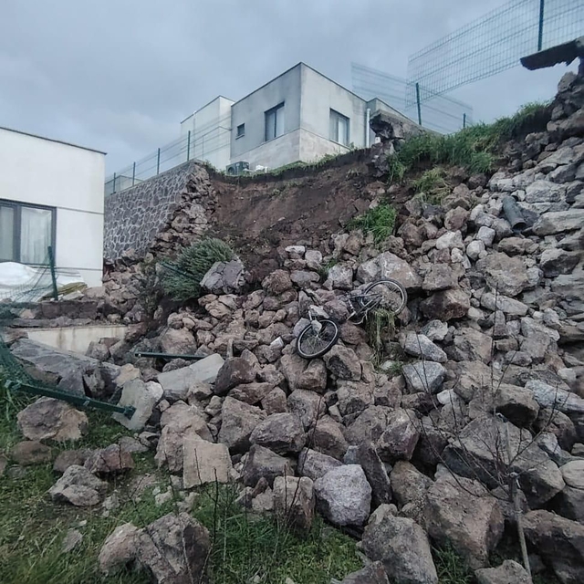 Çanakkale'de sağanak nedeniyle istinat duvarı çöktü