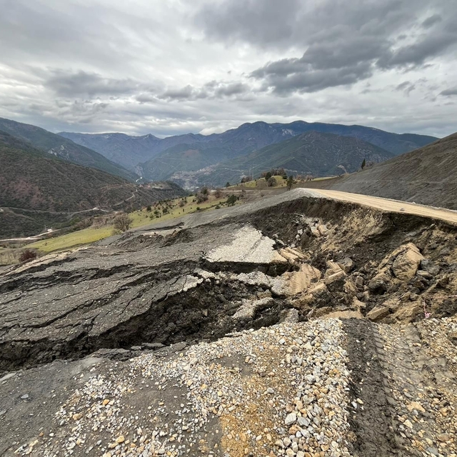 Şenler Köyü yolu heyelan nedeniyle ulaşıma kapandı