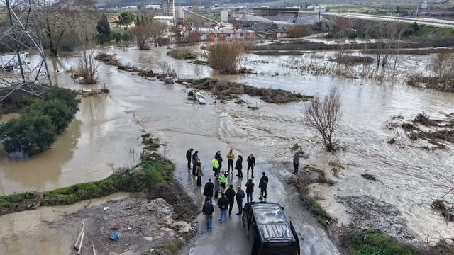Manisa'da sağanak sonrası dere taştı, yollar ve tarım alanları suyla doldu