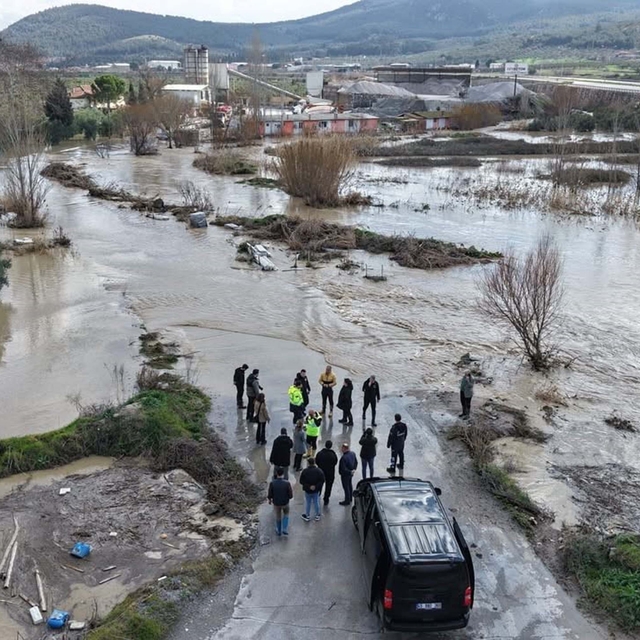 Manisa'da sağanak sonrası dere taştı, yollar ve tarım alanları suyla doldu