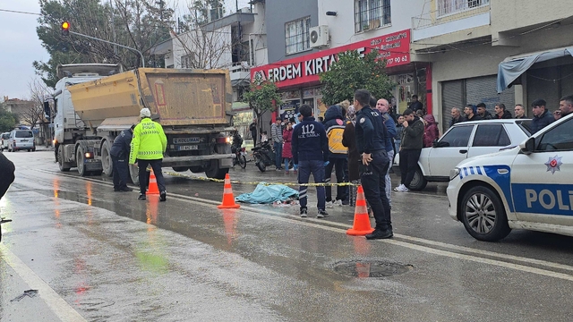Yolun karşısına geçerken TIR'ın çarptığı yaya öldü; aynı yolda eşine de otomobil çarpmış