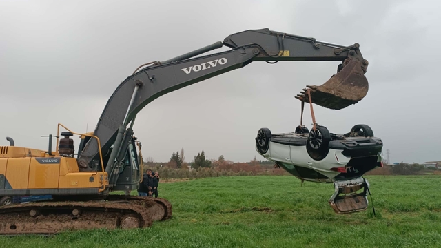 İzmir'de otomobil, dere üzerindeki köprüden geçerken sele kapıldı: 2 ölü (5)