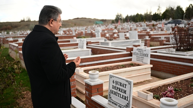 Eskişehir Valisi Yılmaz, 6 Şubat depremlerinde hayatını kaybedenlerin mezarlarını ziyaret etti