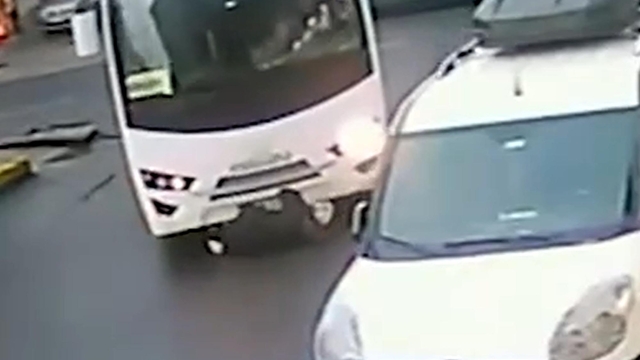 Midibüsün çarptığı kadın yaralandı; kaza kamerada