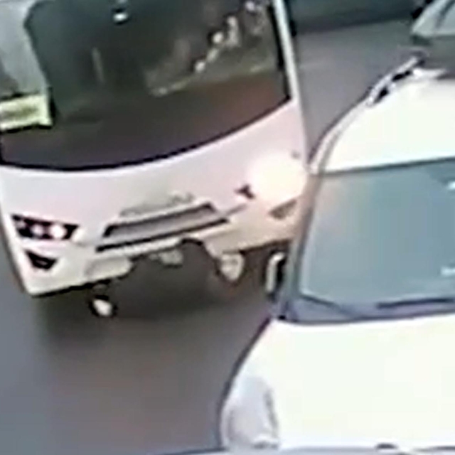 Midibüsün çarptığı kadın yaralandı; kaza kamerada