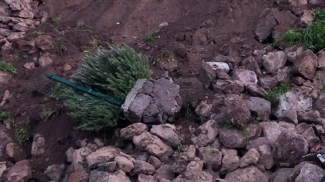 Ayvacık'ta aşırı yağışlara dayanamayan istinat duvarı çöktü