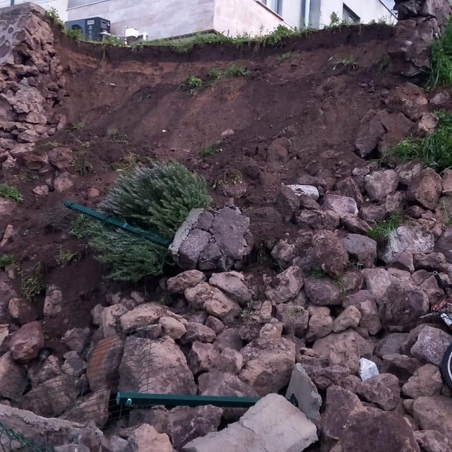 Ayvacık'ta aşırı yağışlara dayanamayan istinat duvarı çöktü