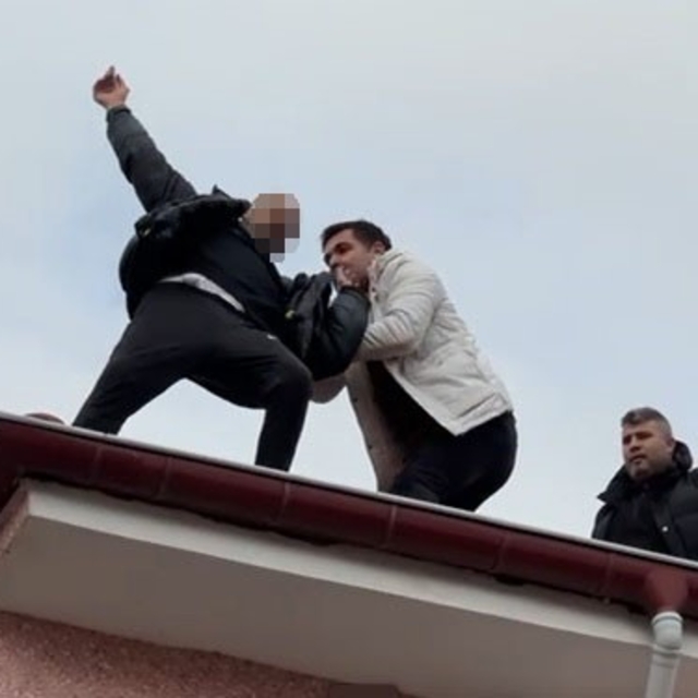 Çatıdan düşmek üzereyken son anda emniyet müdürü kurtardı