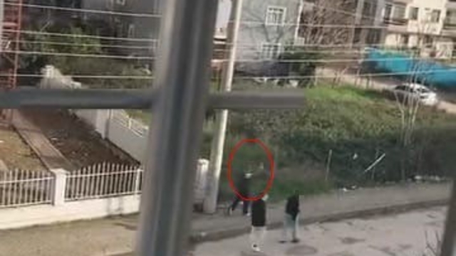 Sokak ortasında havaya ateş eden çocuk kamerada