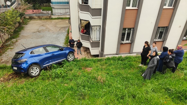 Fren yerine gaza basınca, sitenin bahçesine yuvarlandı