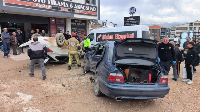 Bursa'da ehliyetsiz sürücü, park halindeki araçlara çarptı: 8 öğrenci yaralandı
