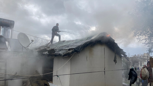 Antalya'da alev alev yanan tek katlı ev küle döndü