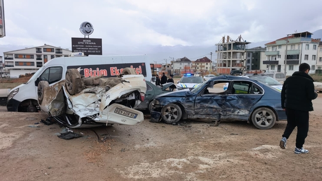 Bursa'da ehliyetsiz sürücünün kullandığı otomobilin park halindeki araçlara çarptığı kazada 7 kişi yaralandı