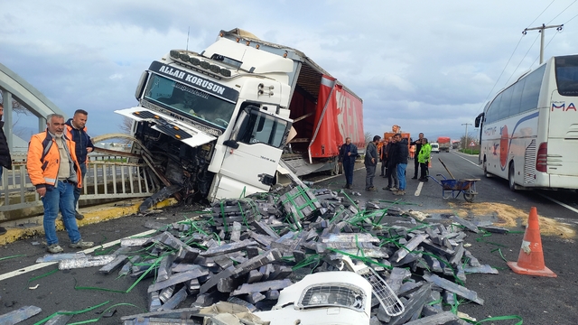Manisa'da köprü korkuluklarına çarpan tırın sürücüsü yaralandı