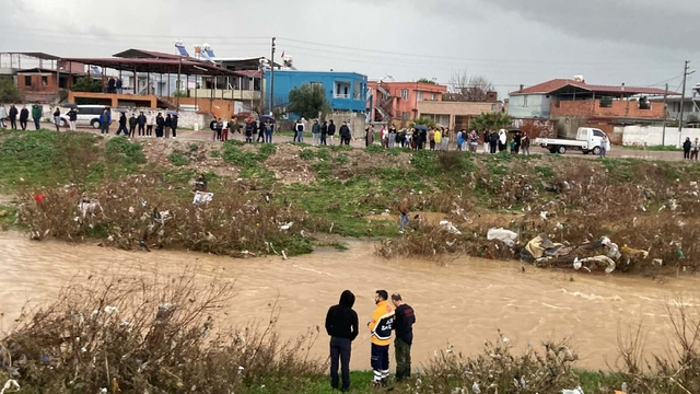 İzmir'de dereye düşen çocuk için arama çalışması başlatıldı