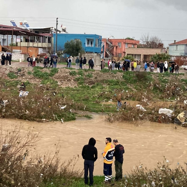 İzmir'de dereye düşen çocuk için arama çalışması başlatıldı
