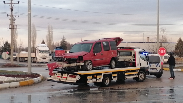 Konya'da tırla çarpışan hafif ticari araçtaki 1 kişi yaralandı