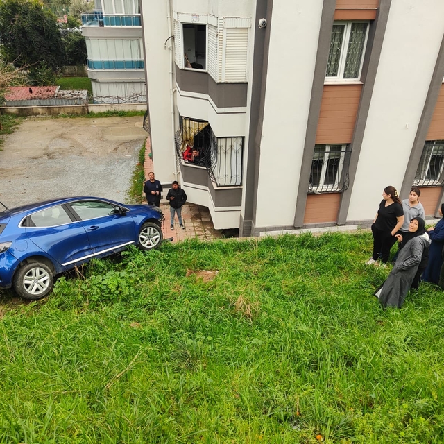 Fren yerine gaza basınca, sitenin bahçesine yuvarlandı