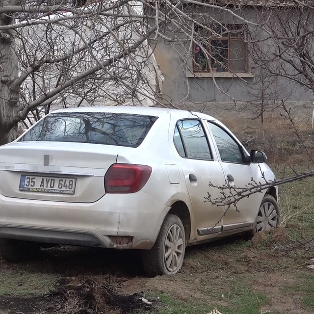 Polisin "dur" ihtarına uymayan şüpheliler aracı bırakıp kaçtı
