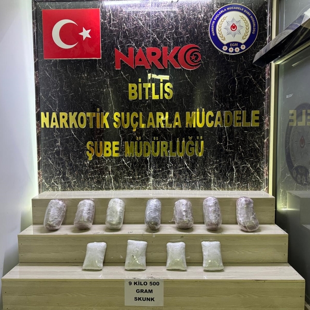 Bitlis'te iki araçta 17 kilo 500 gram skunk ele geçirildi; 2 tutuklama