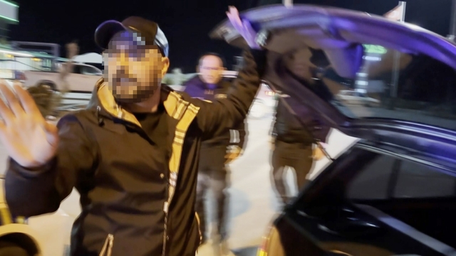 Direksiyon başında alkollü yakalandı, polise "Problemli olan sizsiniz" dedi
Arabasının plakasını saklayıp gazeteciyi tehdit eden sürücü 1.72 promil alkollü çıktı