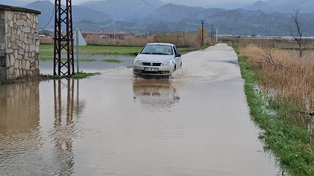 Sultanhisar'da kurutma kanalı taştı, tarım arazileri göle döndü