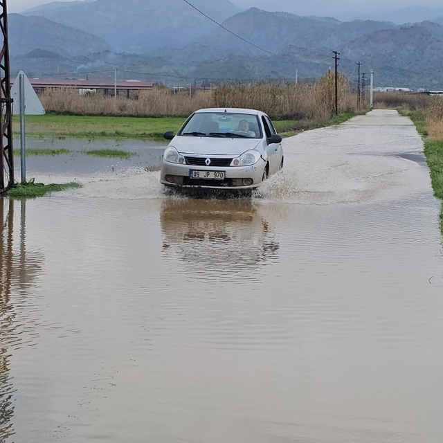 Sultanhisar'da kurutma kanalı taştı, tarım arazileri göle döndü