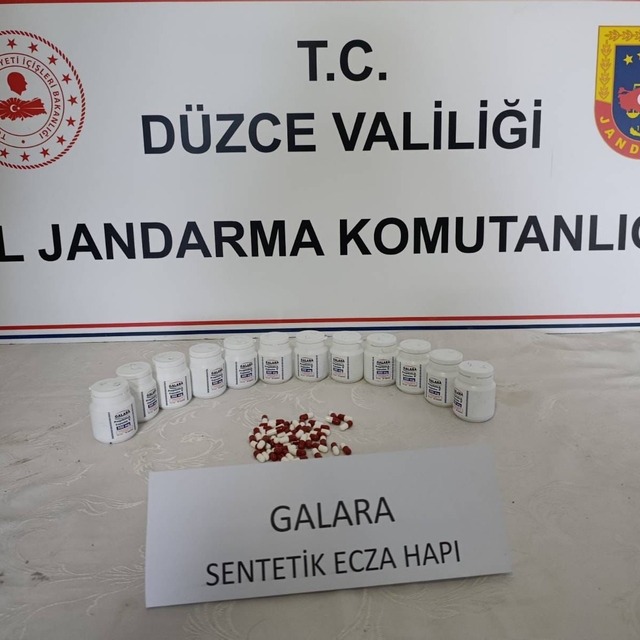 Düzce'de sentetik eczaları araçtan yol kenarına atan şüpheli gözaltına alın...
