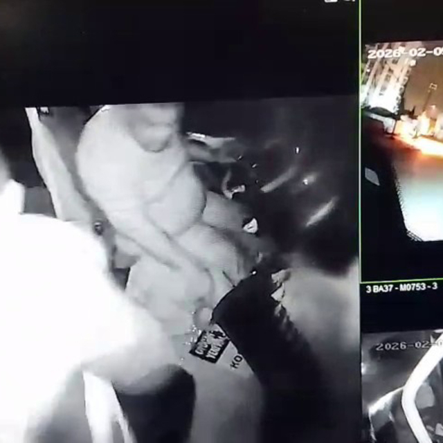 Adana'da minibüs ile otomobil kafa kafaya çarpıştığı kaza, kamerada