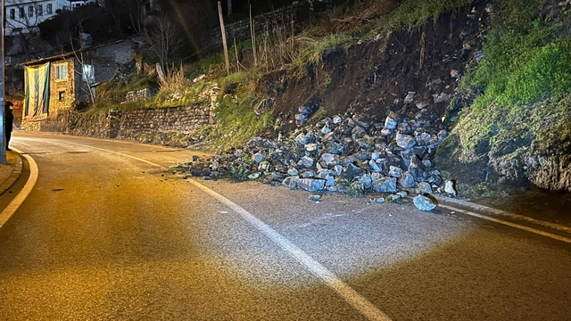 Bursa'da istinat duvarı çöktü; yol çift yönlü trafiğe kapatıldı