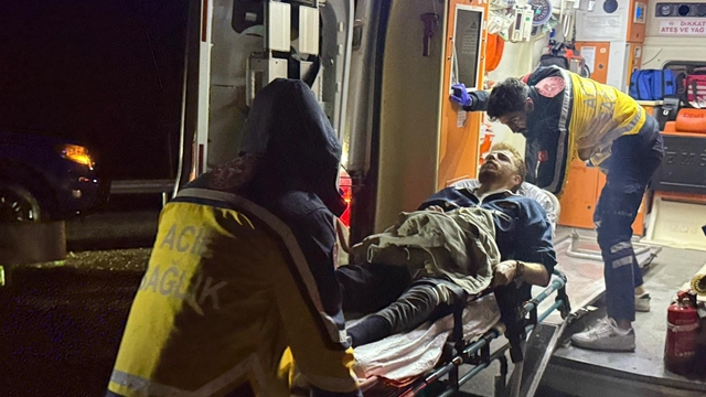 Önce refüje ardından bariyerlere çarptı: 2 yaralı