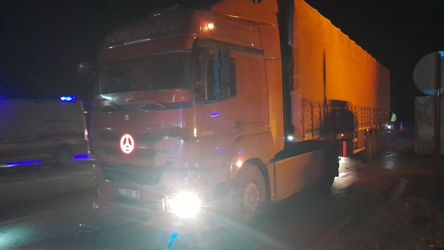 Tır ile ticari taksi çarpıştı: 1 yaralı