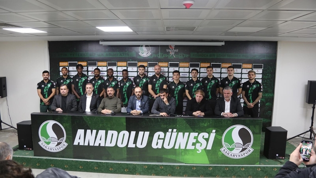 Sakaryaspor'da transferin son gününde 13 imza birden atıldı