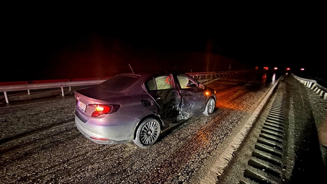 Manisa'da kaza yapan otomobile başka bir otomobil çarptı;  2 yaralı