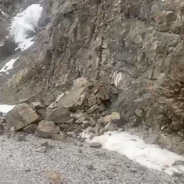 Erzincan'daki 4,9'luk depremin merkez üssünden yeni görüntüler: Kaya parçal...