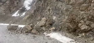 Erzincan'daki 4,9'luk depremin merkez üssünden yeni görüntüler: Kaya parçal...