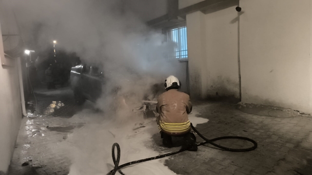 Park halindeki otomobil alevlere teslim oldu