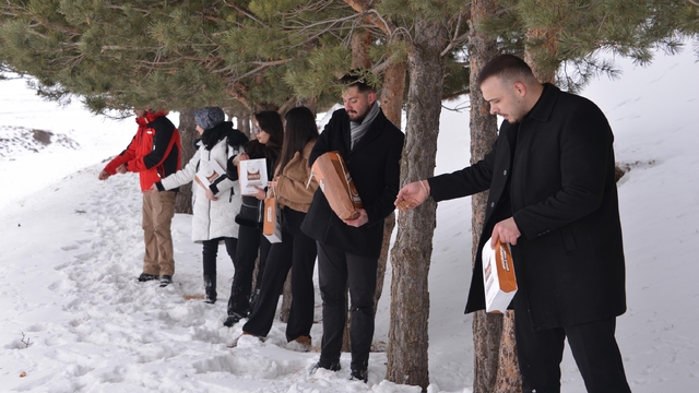 Karlara bata çıka Palandöken'de kuşlar için yem bıraktılar